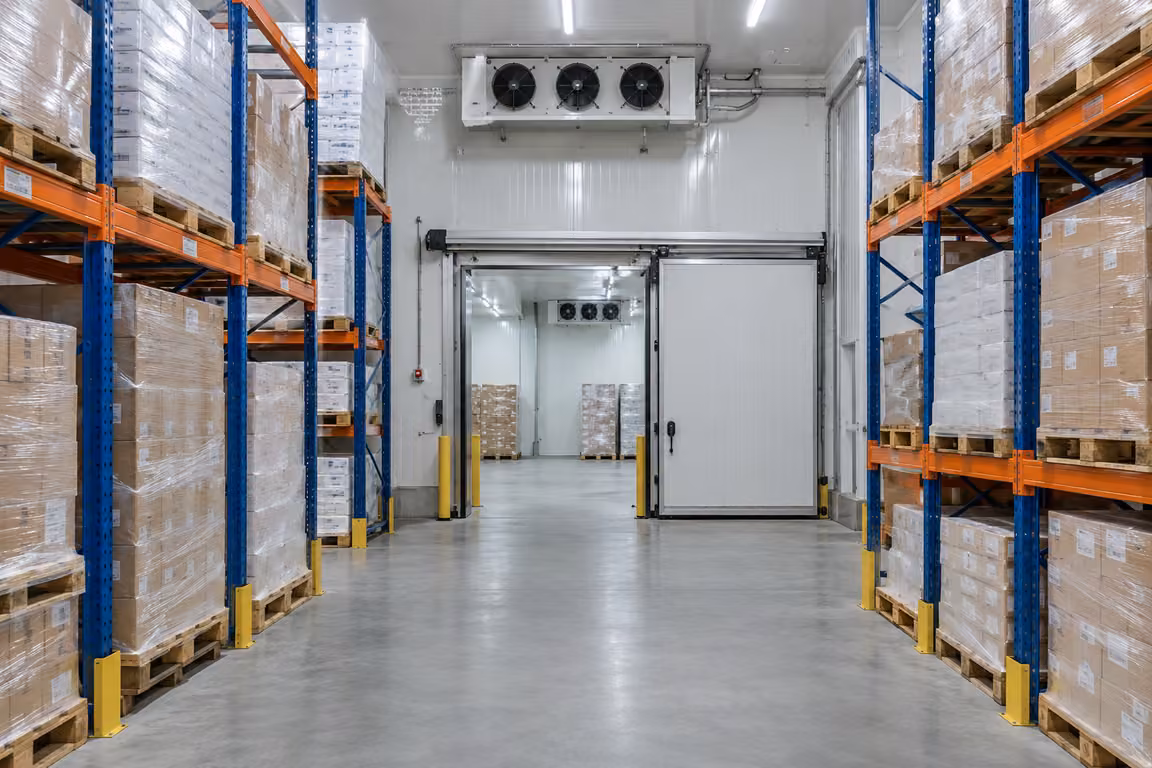 ชั้นวาง Selective Rack ภายในคลังห้องเย็นพร้อมระบบทำความเย็น